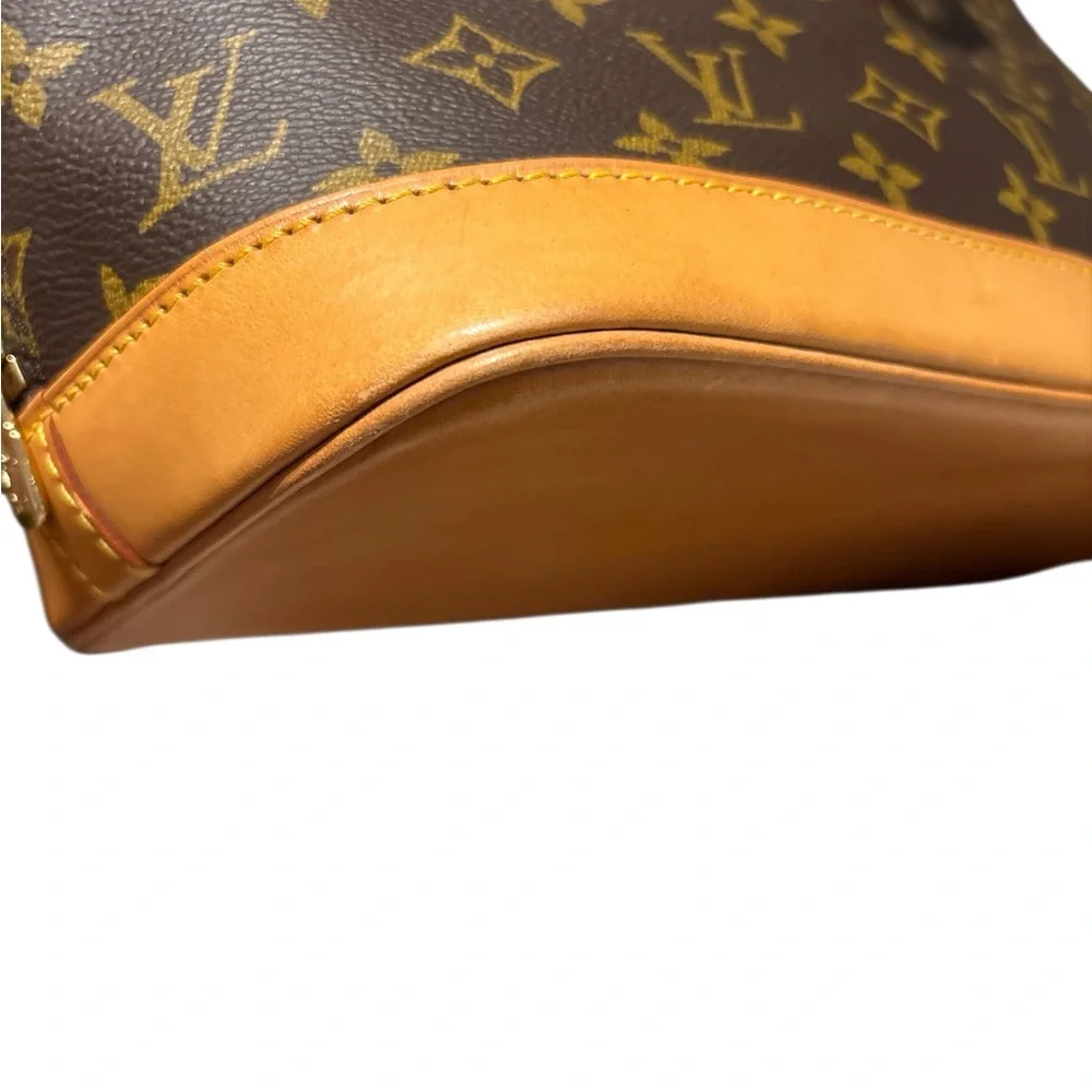 Authentic LOUIS VUITTON Alma PM
$1100 - Picture 10 of 15
